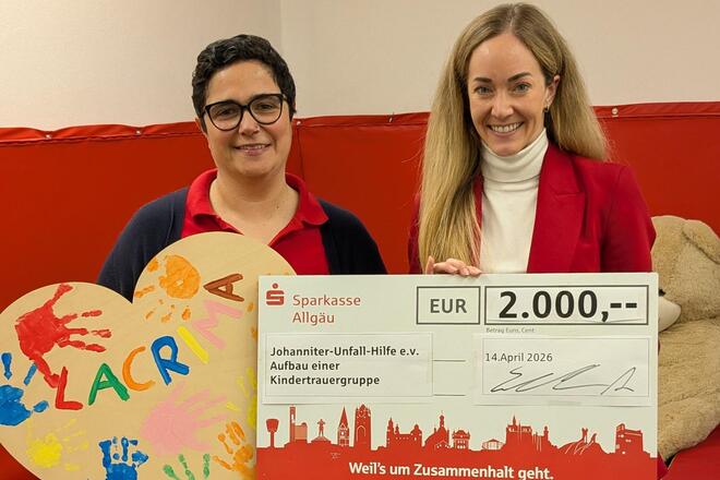 Anna Schönmetzler von der übergibt einen symbolischen Spendenscheck über 2.000 Euro an Viviana Boy von der für das Trauerbegleitungsangebot Lacrima in Kempten. Die Spende unterstützt die Begleitung trauernder Kinder, Jugendlicher und Angehöriger.