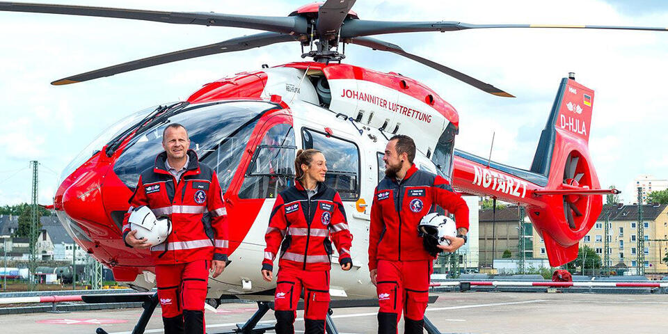 Hubschrauberbesatzung mit neuer Dienstkleidung.