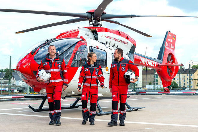 Hubschrauberbesatzung mit neuer Dienstkleidung.