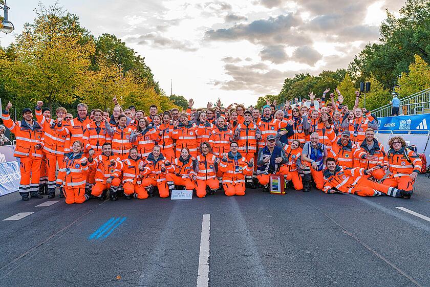 Beste Laune! Unsere Helfenden des Start-Ziel-Gebiets am Marathon-Sonntag. 