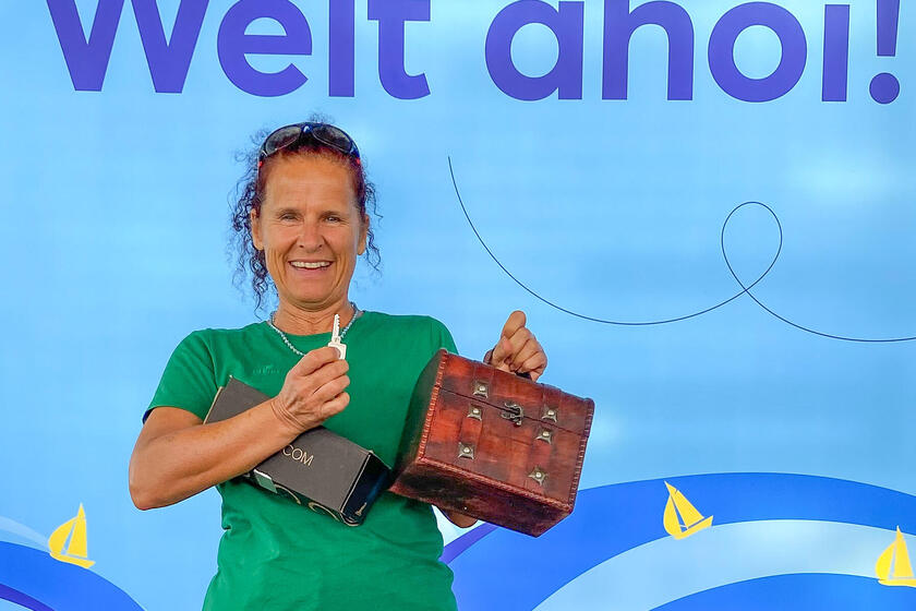 Eine der glücklichen Gewinnerinnen des Gewinnspiels beim Holstentorturnier ist Sylvia Cittlau. Mit ihrem Schlüssel öffnete sie das richtige Schloss und freut sich nun über Startplätze für das nächste Jahr. Mit ihren fünf Euro hat sie einen kleinen, aber entscheidenden Beitrag zur Spende an das Johanniter-Wohnhaus beigetragen.