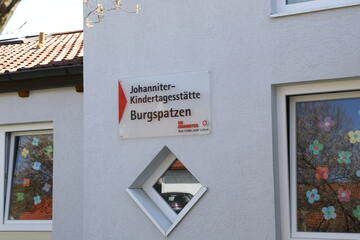 Schild Johanniter-Kindertagesstätte "Burgspatzen"