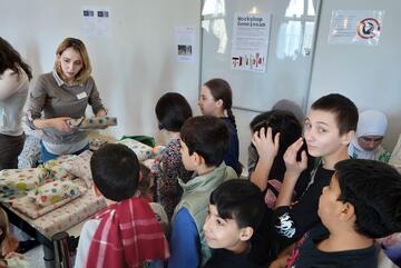 Eine Gruppe von Kindern steht für Süßigkeiten an.