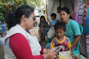 Ejodia Kakoensi im Gespräch mit Betroffenen