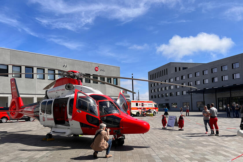 Hubschrauber auf dem Leitz-Park-Gelände beim 6. Symposium der Johanniter Luftrettung.