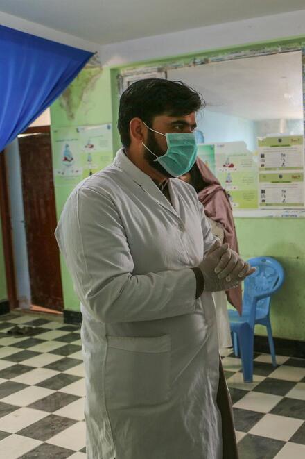 Zwei Mitarbeitende des Gesundheitssystems