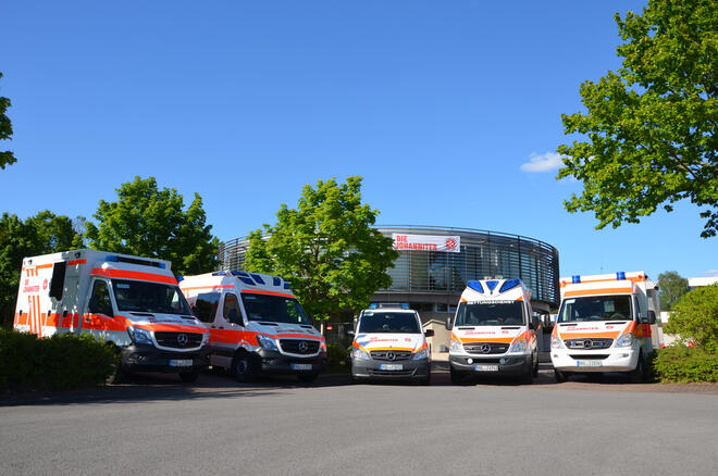 5 Einsatzfahrzeuge vor einem Gebäude