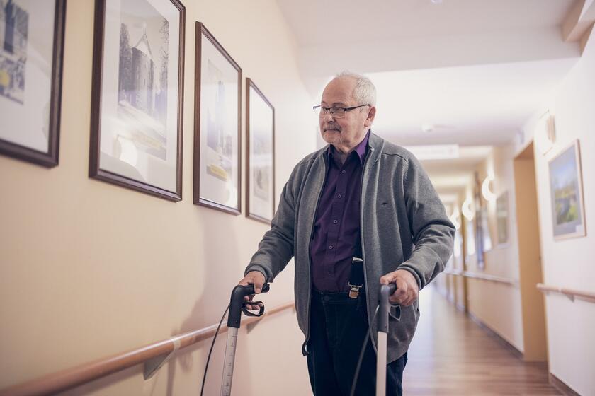 Ein Bewohner sieht sich ein Bild an