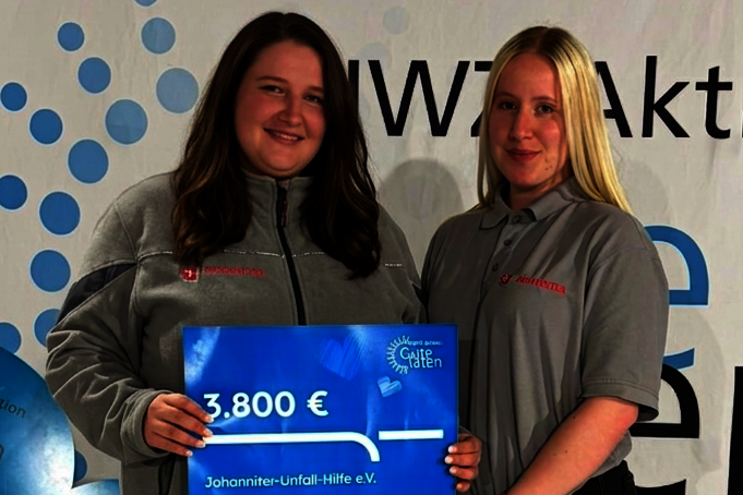 Zwei Mitarbeiterinnen erhalten den Scheck