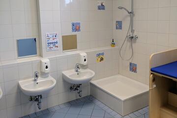 Kinderwaschbecken & Dusche