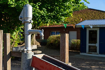 Wasserpumpe auf dem Außengelände der Johanniter-Kita Pfützenracker.