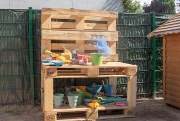Matschküche im Garten der Kita Rheinaupänz