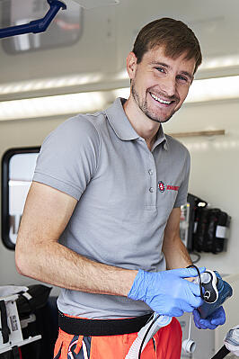 Notfallsanitäter mit Equipment im Rettungswagen