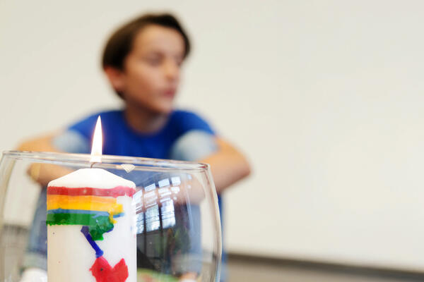 Kerzenrunde zum Start der Gruppenstunde.