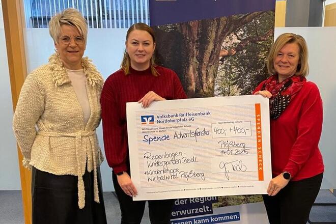 Geschäftsstellenleiterin Gudrun Teicher, Krippenleitung Jana Käß, Kindergartenleitung Tanja Ruckdäschel bei der Übergabe des Spendenschecks