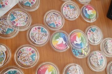 Eine Reihe von Ansteckungen-Buttons auf einem Tisch