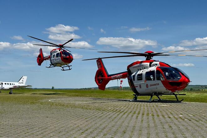 zwei Hubschrauber der Johanniter Luftrettung