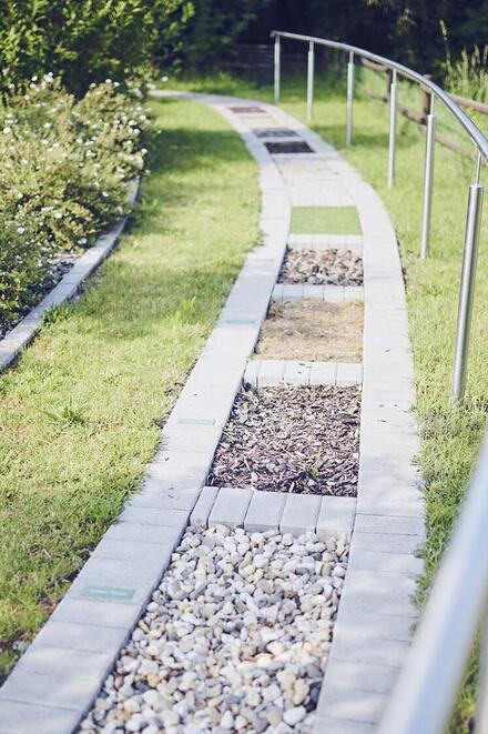 Barfußpfad im Garten