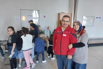 Zwei Johanniter-Mitarbeitende: ein Mann und seine Frau in Johanniter-Shirts