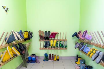 Gummistiefelraum der Johanniter-Kita Seehüpfer: Hier hängen die Kinder ihre Gummistiefel für das Außengelände auf.