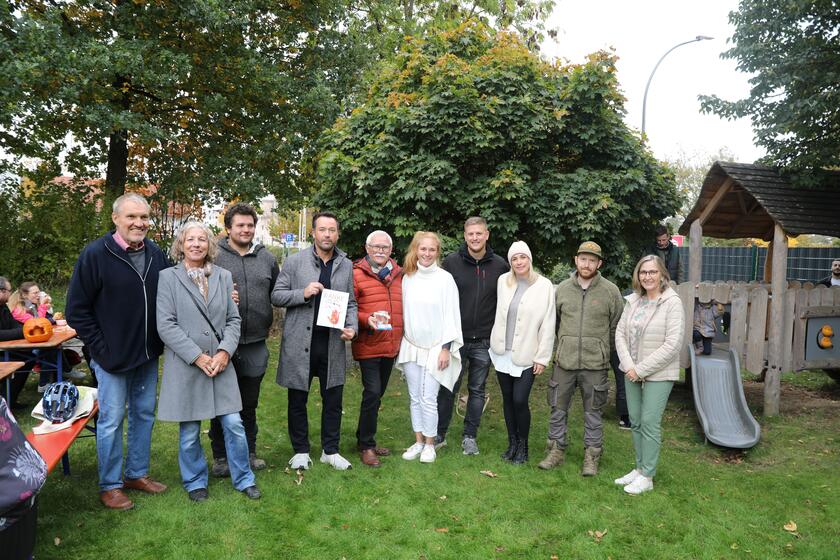Peter Walsberger (OGV Bad Abbach), Evi Walsberger (OGV Bad Abbach), Martin Lehmann junior (Baumschule Lehmann), Kay Müller (Raiffeisenbank Bad Abbach), Reinhold Meny (2. Bürgermeister Bad Abbach), Melanie Knott (Einrichtungsleitung Johanniter-Kinderkrippe „Turmwichtel“), Stefan Manglkammer (Gasthaus Fischerwirt), Nadine Manglkammer (Gasthaus Fischerwirt), Sebastian Hofer (Gasthaus Zirngibl), Sylvia Meyer (Sachgebietsleitung für Kindereinrichtungen der Johanniter in Ostbayern) beim Fest