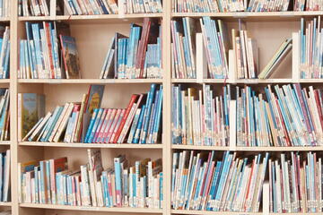 Bücherregal in der Kita Wirbelwind 