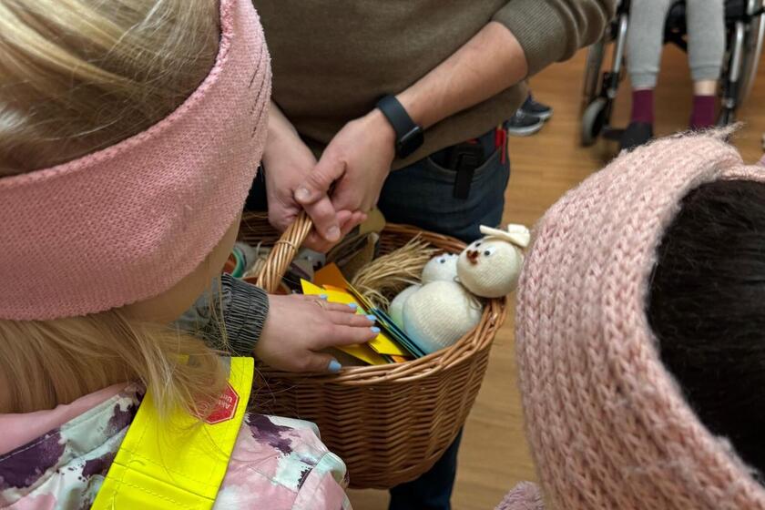 Die Kinder des Kinderhauses mit dem Korb voller Geschenke