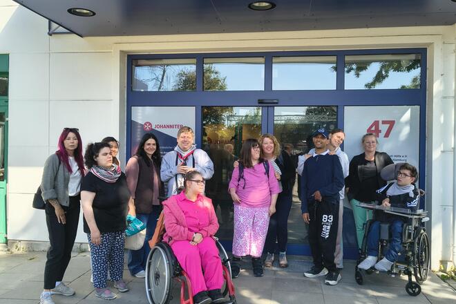 Gruppenfoto beim Duo Day der Johanniter Hamburg: Teilnehmende von „Leben mit Behinderung Hamburg“ und Mitarbeitende der Johanniter vor der Regionalgeschäftsstelle in der Helbingstraße.