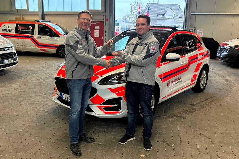 Schlüsselübergabe Kommandowagen von Holger Lehr an Dieburger Ehrenamt