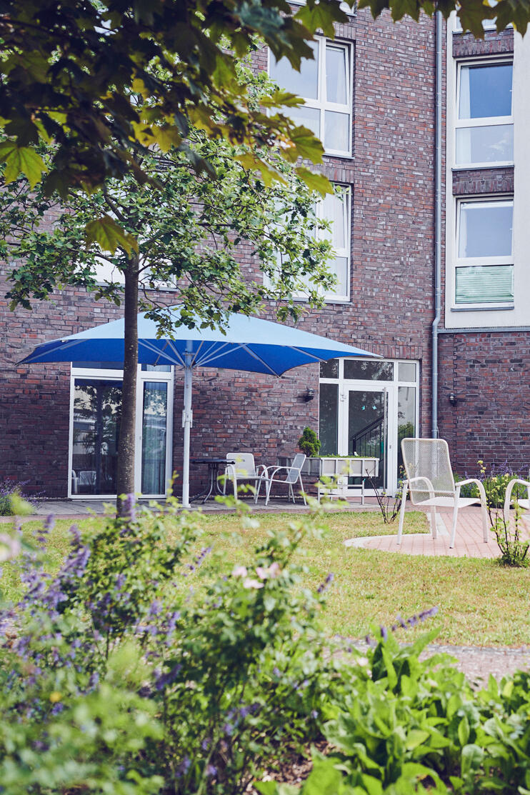 Schöne Sitzgelegenheiten im hinteren Bereich des Johanniter-Haus am Rosarium in Uetersen.