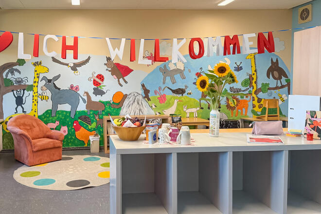 Ein Klassenraum der Offenen Ganztagsschule Wiepeldorn mit einer Willkommensgirlande.