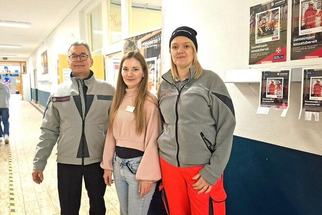 Johanniter-Ortsbeauftragter Peter Galdia, Lehrerin Tamara Urbanke und Sarah Pfaffenrath, Leiterin des Ehrenamtes der Johanniter in Salzgitter, freuen sich über die Kooperation beim Schulsanitätsdienst.