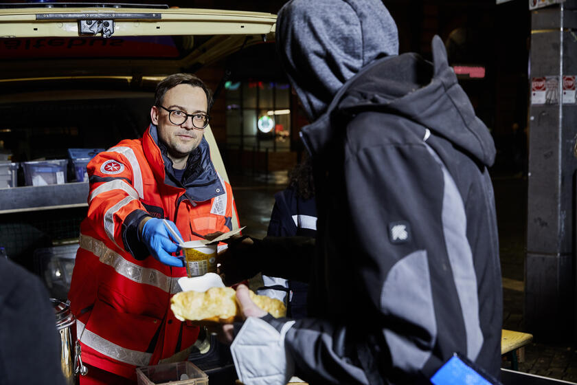 Johanniter-Kältehilfe Essensverteilung