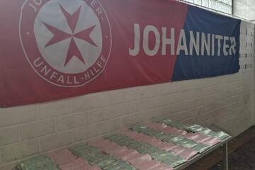 Buffet mit Johanniter-Flagge