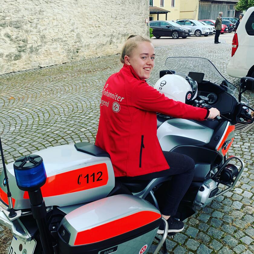Johanniter auf Einsatzmotorrad