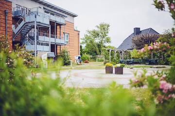 2 Strandkörbe, kleiner runder gepflasterte Vorplatz und Gartenmöbel laden zum Treffen ein im Johanniter-Haus Westerland