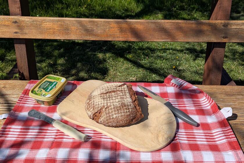 Rustikale Brotzeitimpression auf Holzbank