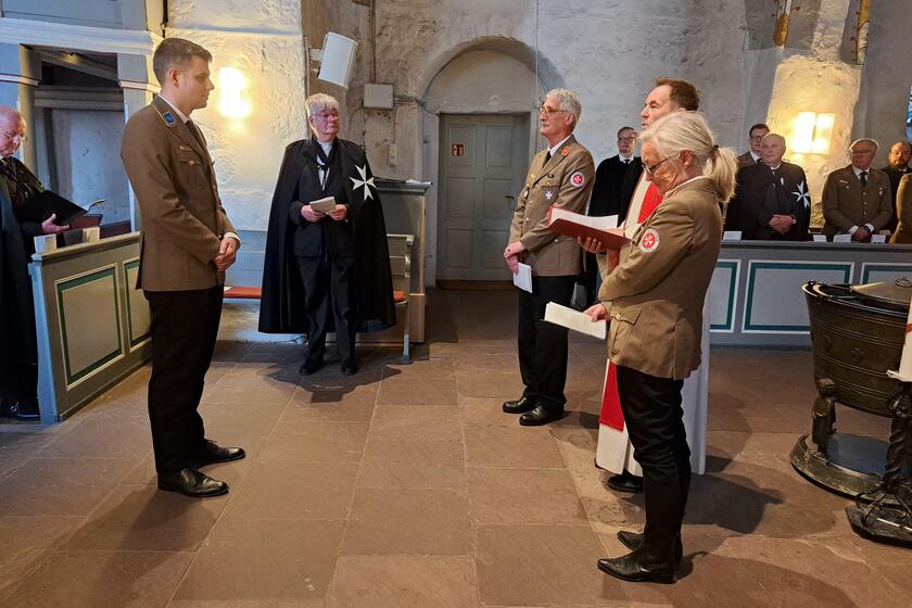 Henning Janßen (links) wird von den Mitgliedern des Landesvorstands in sein Amt eingeführt. 