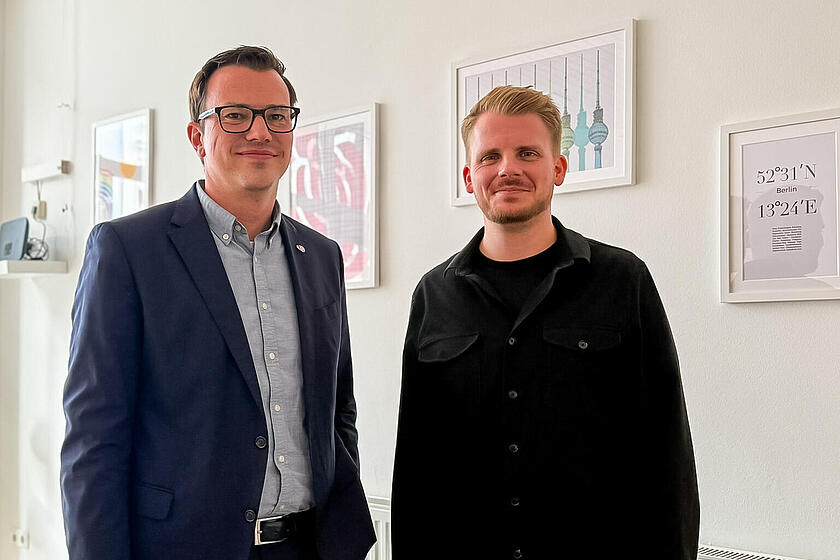 Trafen sich im SPD-Wahlkreisbüro in der Lübecker Altstadt: Yonathan Arnold (Mitglied im Johanniter-Regionalvorstand) und Tim Klüssendorf (MdB für den Wahlkreis Lübeck).