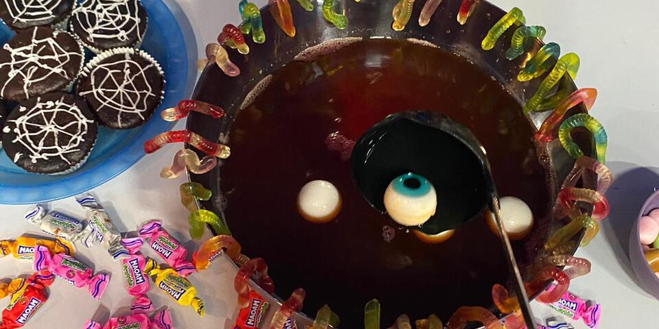 Eine gruselige Bowle mit Süßigkeiten-Augäpfeln darin