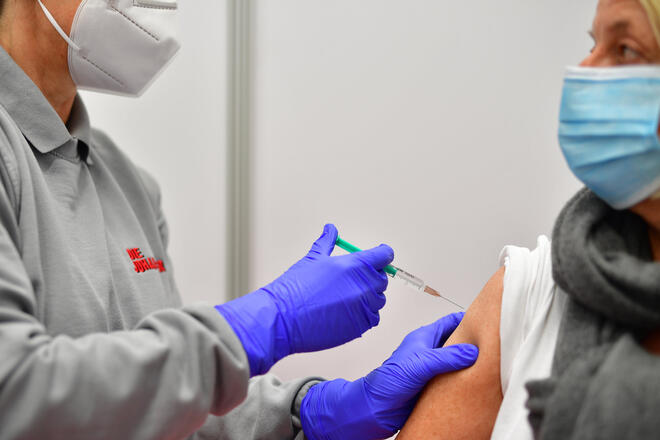 Eine Patientin wird im Impfzentrum der Johanniter in Osnabrück gegen Corona geimpft.