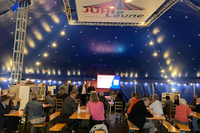 Eine Infoveranstaltung im JUH-Zirkuszelt 