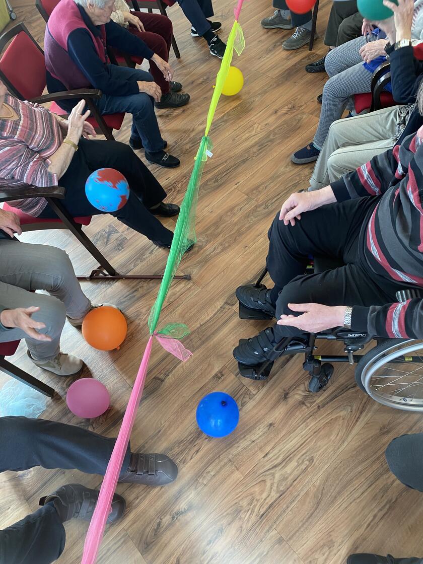 Senioren halten sich mit Bewegungsspielen in der Tagespflege Bobingen fit.