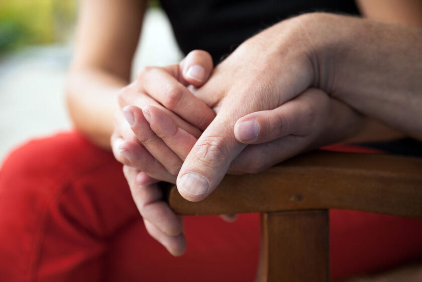 Zwei Hände halten die Hand einer anderer Person.