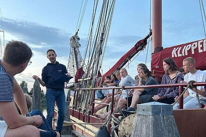 Auf Deck des Segelbootes bei einer morgendlichen Runde