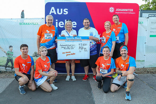 Spendenübergabe der Sparda-Bank beim 4. Johanniter Blaulichtlauf