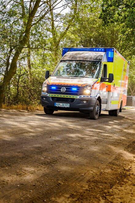 Rettungswagen der Johanniter-Unfall-Hilfe im Einsatz.