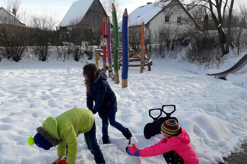 Kinder der Johanniter-Mittagsbetreuung Obertrubach spielen während der Notbetreuung im Schnee