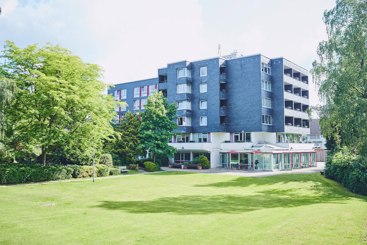 Blick auf das Gebäude über eine Rasenfläche 