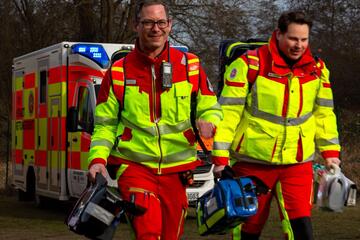 Zwei Einsatzkräfte eilen zum Notfall